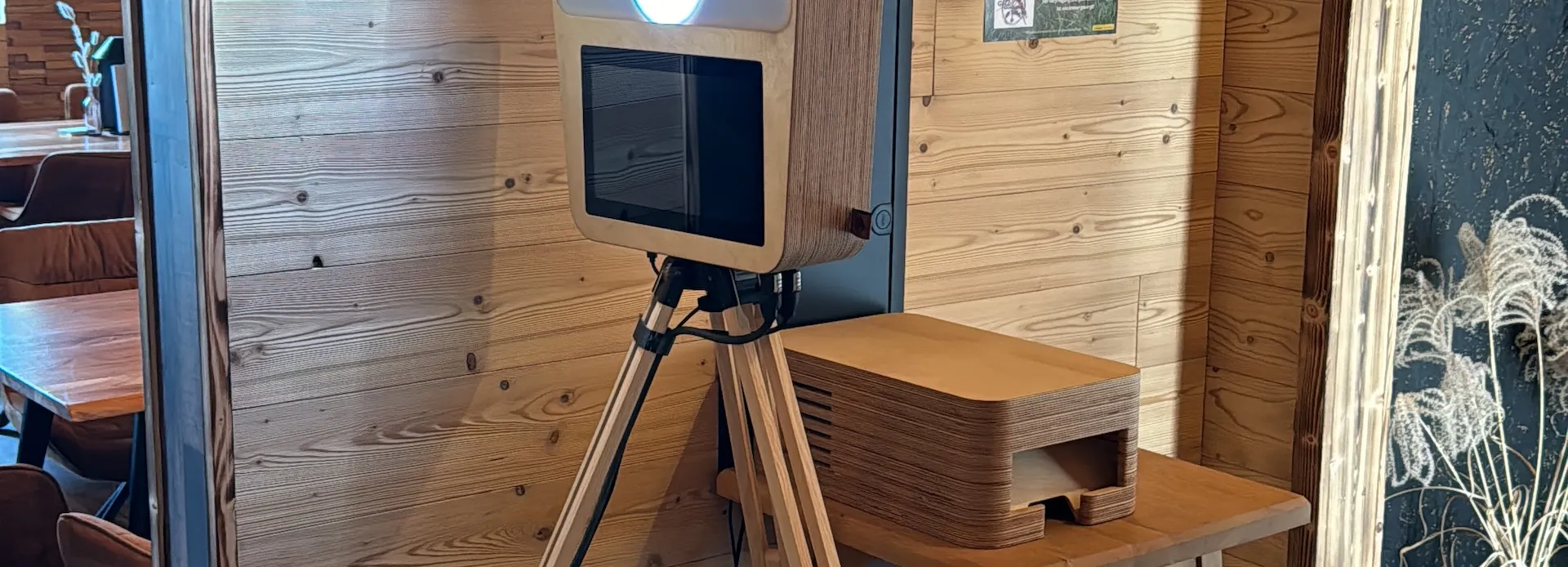Snappix‑Fotobox aus Holz bei Outdoor‑Veranstaltung