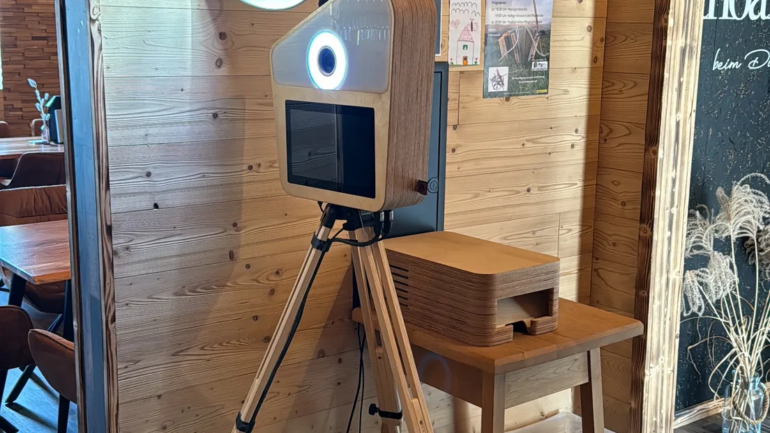 Snappix‑Fotobox aus Holz bei Outdoor‑Veranstaltung